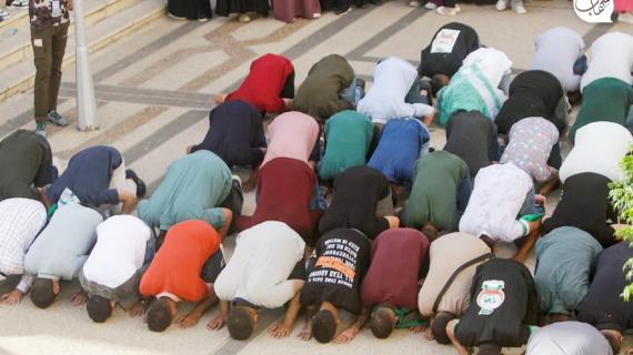 فوزٌ تسبقه صلاة وتعقبه سجدة.. طلبة الكتلة الإسلامية عقب الفوز في انتخابات مجلس طلبة جامعة النجاح الوطنية بنابلس