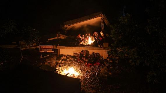 عائلة فلسطينية تفترش الأرض بين ركام منزلها الذي دمره الاحتلال خلال عدوانه على قطاع غزة