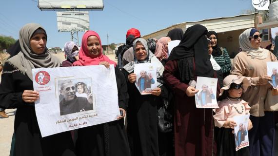 وقفة تضامنية مع الأسير المريض وليد دقة أمام حاجز بيت حانون شمال قطاع غزة