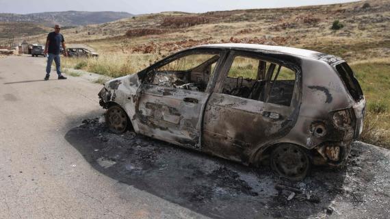 مستوطنون يحرقون مركبات وممتلكات المواطنين في قرية المغير شرق رام الله/ تصوير: الفرنسية