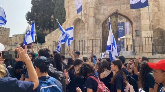 مستوطنون يرفعون أعلام الاحتلال في محيط باب الخليل بالقدس المحتلة