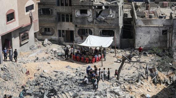 عائلة فلسطينية تستظل بخيمة بعد تدمير الاحتلال منزلها بقصف من طائراته خلال العدوان على قطاع غزة