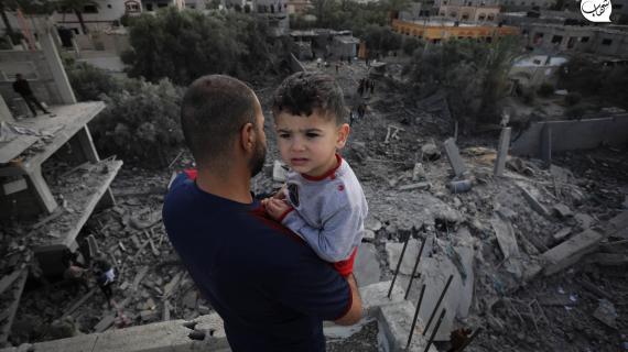 آثار تدمير طائرات الاحتلال لمنزل عائلة أبو عبيد بالقرب من مستشفى شهداء الأقصى في دير البلح وسط قطاع غزة ما تسبب بوقوع أضرار في المستشفى