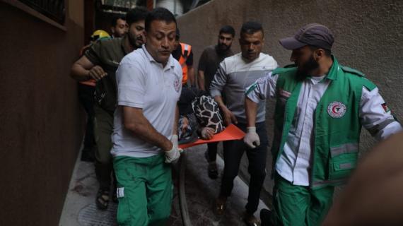 جانب من جهود الطواقم الطبية والدفاع المدني في إجلاء المصابين وانتشال الشهداء، جراء القصف الإسرائيلي الذي طال شقة سكنية في حي النصر بغزة