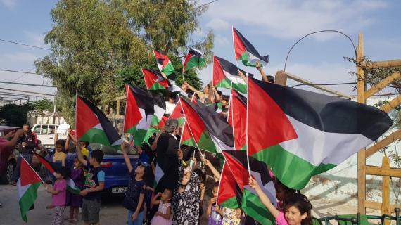 رفع الأعلام الفلسطينية بالمخيمات في الأردن دعما للقدس المحتلة