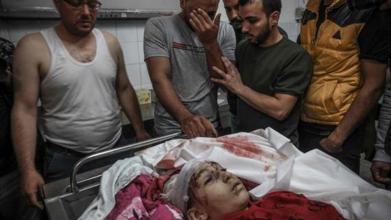 جانب من وداع الشهداء في مجمع الشفاء بغزة، باليوم الثاني للعدوان الإسرائيلي على القطاع