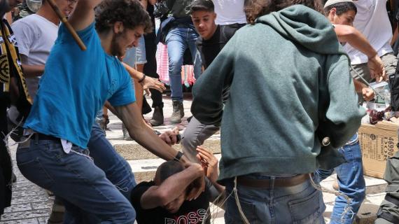 مستوطنون يهاجمون شابًا فلسطينيًا بوحشية في البلدة القديمة بالقدس المحتلة