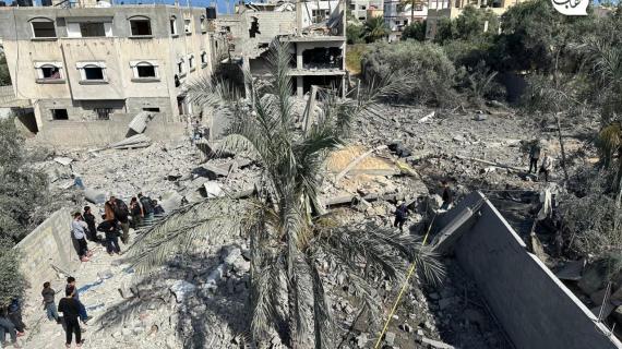 آثار تدمير طائرات الاحتلال منزل عائلة أبو عبيد بالقرب من مستشفى شهداء الأقصى في دير البلح، مُتسببةً بوقوع أضرار في المستشفى