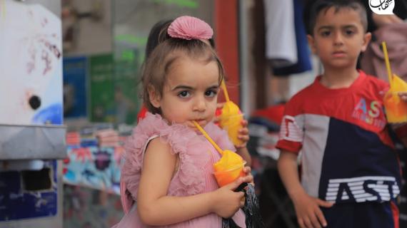 أطفال يتناولون المثلجات لمواجهة موجة الحر في مدينة رفح جنوب قطاع غزة