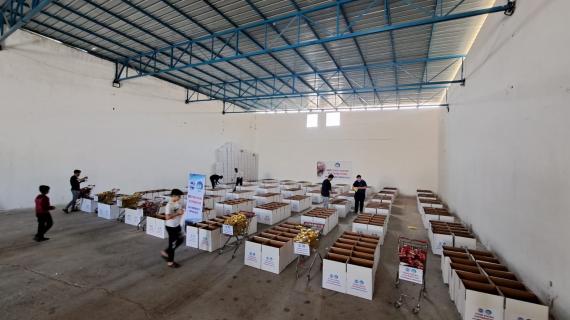 الإدارة العامة للزكاة في وزارة الأوقاف بغزة، توزع حزمة مساعدات طارئة على 2331 أسرة متضررة جراء العدوان، بقيمة 43.235 دولارًا