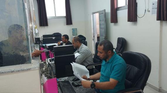 موظفو جمارك معبر كرم أبو سالم التجاري يواصلون مهامهم رغم العدوان وإغلاق المعبر من جانب الاحتلال لإتمام الإجراءات الجمركية للبضائع الواردة إلى غزة وتسهيل دخولها