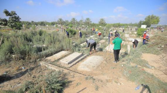 نزلاء مراكز الإصلاح يشاركون في تنظيف "مقبرة الشهداء" شرق مدينة غزة