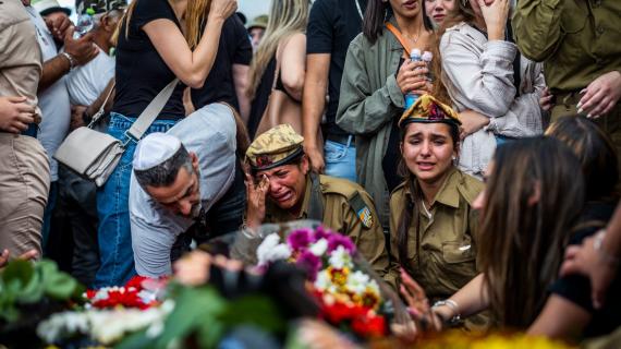 بكاء وعويل مجندات "إسرائيليات" في جنازات الجنود قتلى عملية الحدود مع مصر