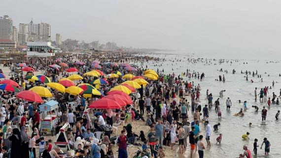 اصطياف المواطنين على شاطئ بحر غزة في ظل ارتفاع درجات الحرارة وانقطاع الكهرباء المتواصل.. تصوير عطية درويش