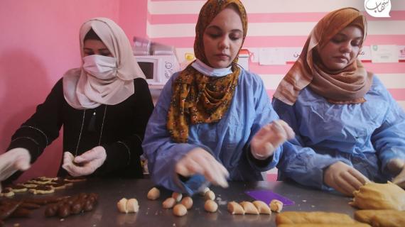 فلسطينيات يصنعن الكعك قبل عيد الأضحى في مدينة رفح جنوبي قطاع غزة