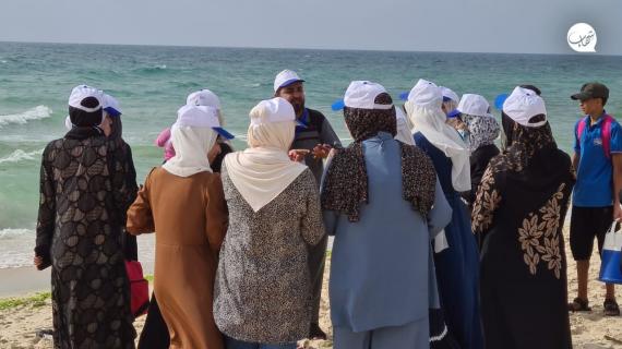 27 فتاة خريجة يتطوعن للعمل كمسعفات ومرشدات على شاطئ بحر وسط قطاع غزة، للتعامل مع حالات غرق الأطفال والسيدات فقط