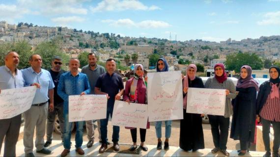موظفون ينظمون وقفات أمام عدة وزارات بالضفة للمطالبة بصرف رواتبهم كاملة