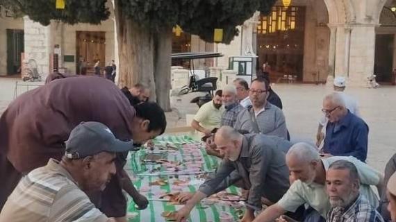 إفطار المرابطين في باحات المسجد الأقصى المبارك
