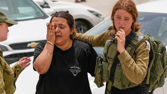 بكاء جنود الاحتلال بعد مقتل 3 منهم بعملية إطلاق نار نفذها جندي مصري على الحدود بين مصر وفلسطين المحتلة