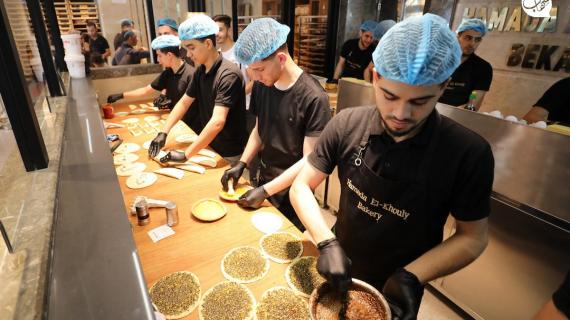 إعداد المعجنات والمناقيش في أحد المخابر بمدينة غزة