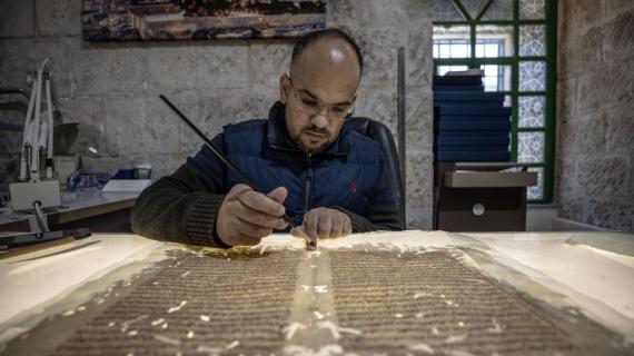 خبراء فلسطينيون يعكفون على ترميم مخطوطات تاريخية جُمعت على مدار سنوات في "مركز حفظ وترميم المخطوطات" بالمدرسة الأشرفية بالمسجد الأقصى. تصوير مصطفى الخاروف