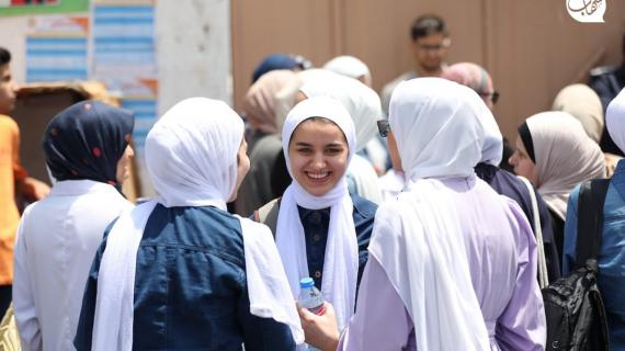 طلبة الثانوية العامة يغادرون قاعات الامتحان في مدينة غزة