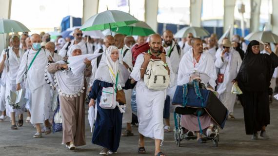 حجاج بيت الله الحرام يتوافدون إلى مشعر منى لقضاء يوم التروية