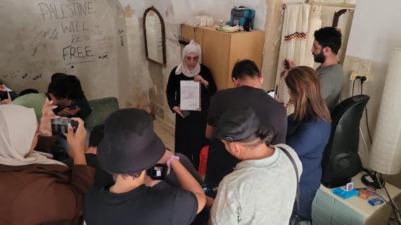 متضامنون يتواجدون داخل منزل عائلة صبن لبن في القدس تضامنًا معها، بعد انتهاء مهلة الاحتلال "الإسرائيلي" لإخلاء المنزل