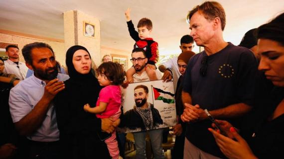 وفد أوروبي يزور بلدة ترمسعيا شمال شرق رام الله تضامنا مع أهلها عقب هجمات المستوطنين الإرهابية يوم الأربعاء الماضي