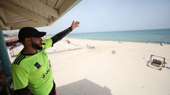 منقذون فلسطينيون خلال ممارسة عملهم على بحر قطاع غزة