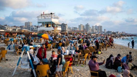 مصطافون على شاطئ بحر غزة الجمعة 16 يونيو 2023