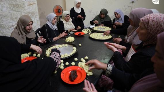 نساء فلسطينيات في مدينة نابلس يصنعن الكعك والمعمول قبيل عيد الأضحى المبارك