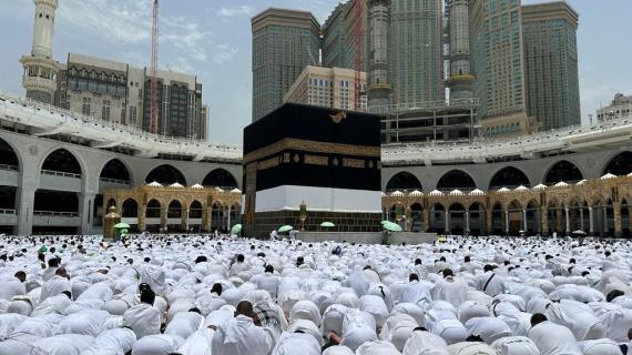 حجاج بيت الله الحرام يؤدون صلاة الجمعة الأولى من شهر ذي الحجة في الحرم المكي الشريف