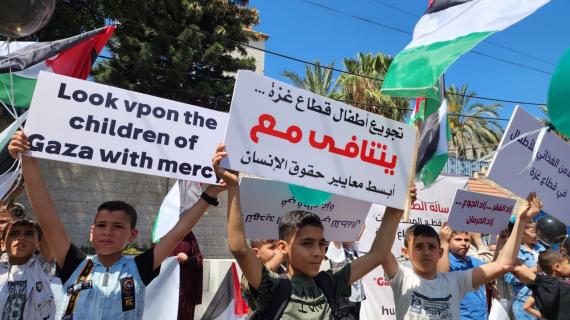 وقفة احتجاجية لأطفال فلسطين ورسالة باللغتين ضد تقليص مساعدات برنامج الغذاء العالمي ومساعدات الأونروا