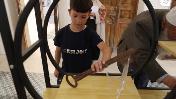 فلسطينيون يحضرون معرض بعنوان مفاتيح في البلدة القديمة في مدينة الخليل