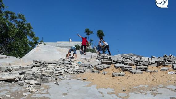 فلسطينيون يلعبون على أنقاض المنازل التي دمرتها غارات الاحتلال خلال العدوان الأخير في بيت لاهيا شمال قطاع غزة