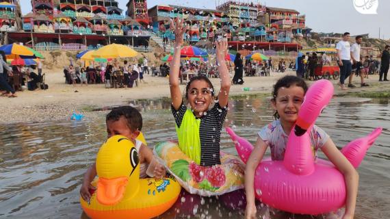 عائلات فلسطينية تستجم على شاطئ بحر قطاع غزة في ظل الأجواء الحارة