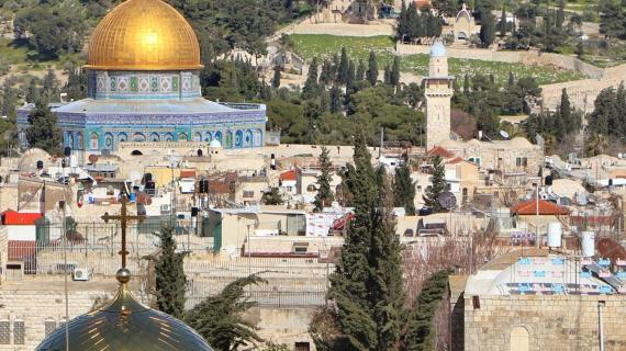 جولة في أزقة القدس المحتلة بعدسة فواز طوباسي