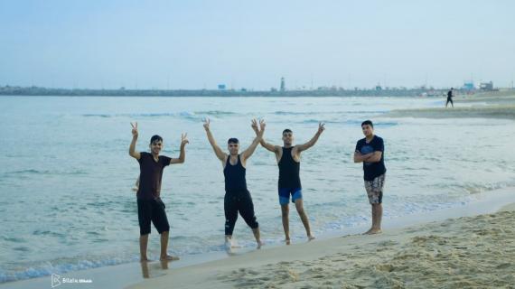 مشاهد من الحياة اليومية الصباحية على شاطئ بحر غزة / تصوير: بلال النبيه