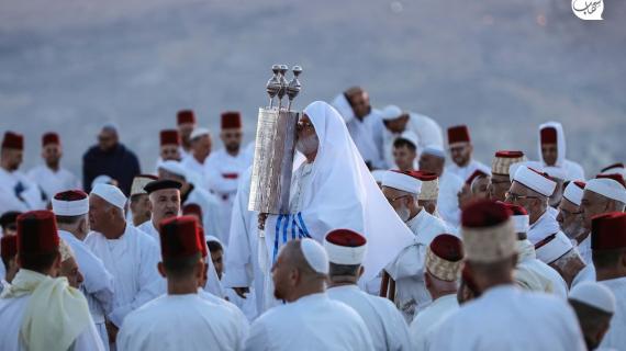 السامريون الفلسطينيون يحجون احتفالًا بعيد الحصاد على قمة جبل جرزيم في نابلس