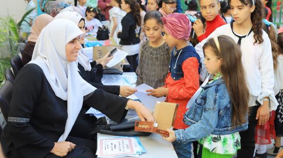 وزارة التربية والتعليم تُسلم الشهادات المدرسية للطلبة في المدارس الحكومية بمحافظات قطاع غزة