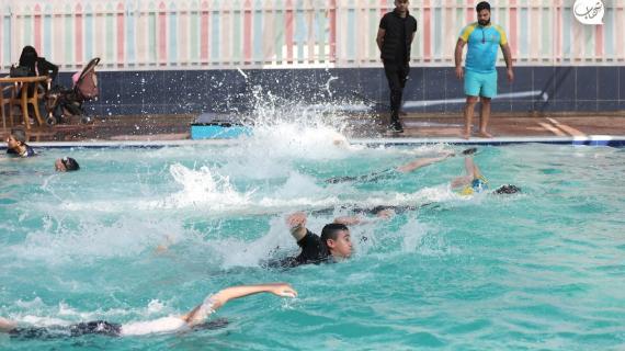 دورات السباحة تنشط في غزة مع بدء الإجازة الصيفية للمدارس