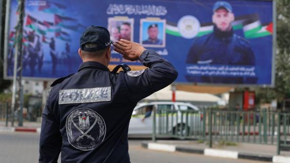 مفترق السرايا يتزين بصورة شهيد الواجب الوطني (ملازم/ خالد محمد مصلح)