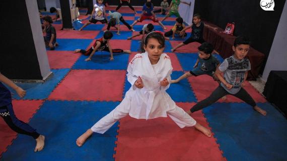 أطفال فلسطينيون يتدربون على الكاراتيه خلال العطلة الصيفية