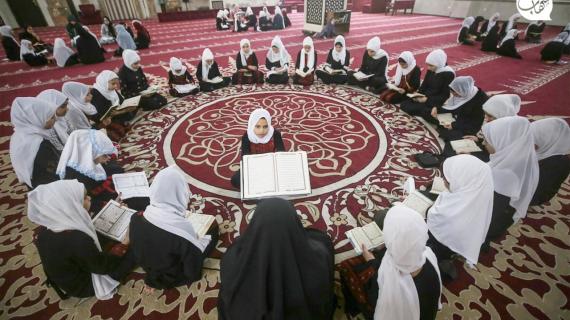فتيات يتعلمن حفظ القرآن الكريم داخل أحد المساجد خلال العطلة الصيفية في مدينة غزة