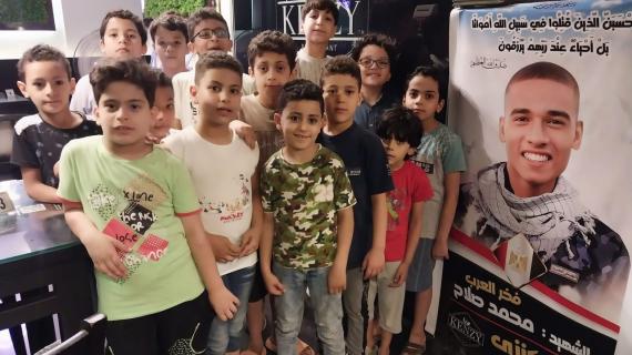 مطعم في الدقهلية يعلق لافتة للجندي محمد صلاح منفذ عملية العوجا ويوزع الهدايا للتعريف به