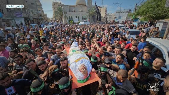 تشييع جثمان القيادي في كتائب القسام أيمن منصور الذي ارتقى مع نجله بجريمة إطلاق نار في جباليا شمال قطاع غزة