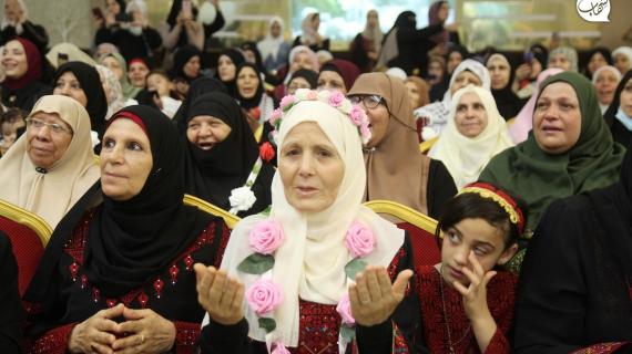 حجاج فلسطسينيون يحضرون حفل وداع قبل سفرهم لتأدية مناسك الحج في مدينة غزة