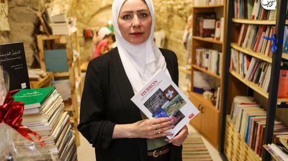 عبير العسيلي تحول محل تجاري قديم لعائلتها في البلدة القديمة لمدينة الخليل إلى مكتبة ثقافية