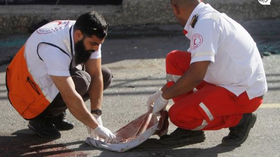 من مكان ارتقاء ثلاثة شبان خلال اشتباك مسلح مع قوات الاحتلال في جبل جرزيم بمدينة نابلس، صباح اليوم